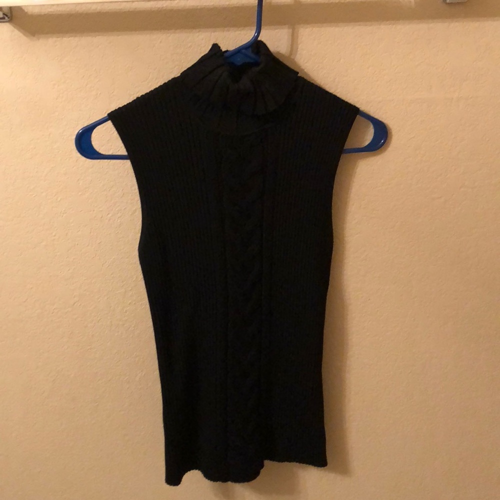 Cache short sleeve turtle neck with braided front